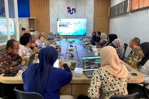 Tim ahli ITN Malang bersama jajaran DPRKPCK Provinsi Jawa Timur menggelar rapat laporan pendahuluan Peninjauan Kembali RTRW Jawa Timur di Ruang Workshop LPKU ITN Malang.